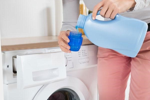 Hướng dẫn cách cho nước xả vải vào máy giặt đúng chuẩn nhất