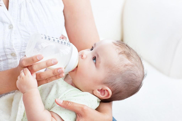 Nguyên nhân và cách khắc phục sữa mẹ rã đông có mùi tanh