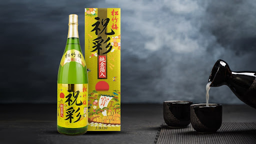 Có nhiều cách uống rượu sake vẩy vàng khác nhau